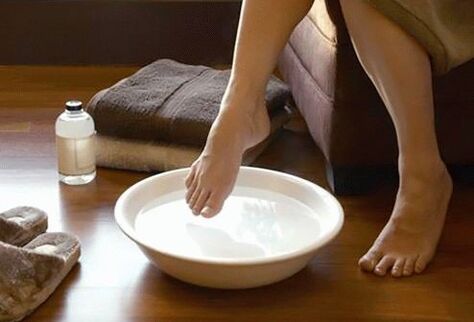 Evening joint pain does not mean a disease, it can be removed with folk remedies, such as hot baths