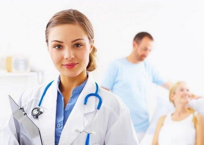 doctor treats hip pain